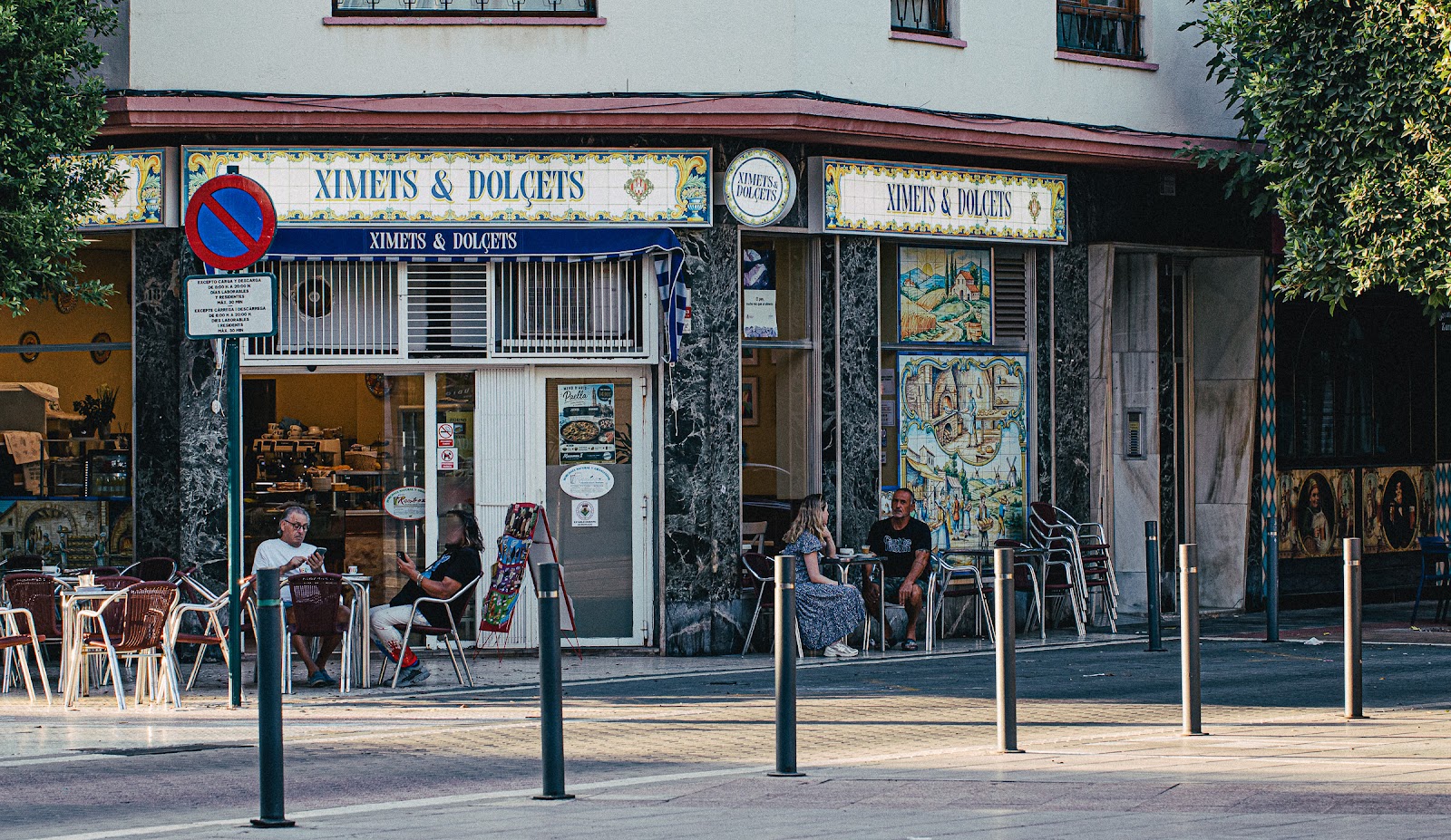 La terraza de Ximets i Dolçets con las mesas puestas