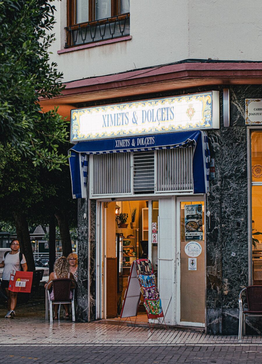 La fachada de Ximets i Dolçets con su terraza en Castelló